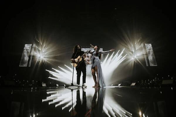 Recenze: Královna českého popu Ewa Farna vyprodala O2 arenu. Přivedla Dyka i manžela