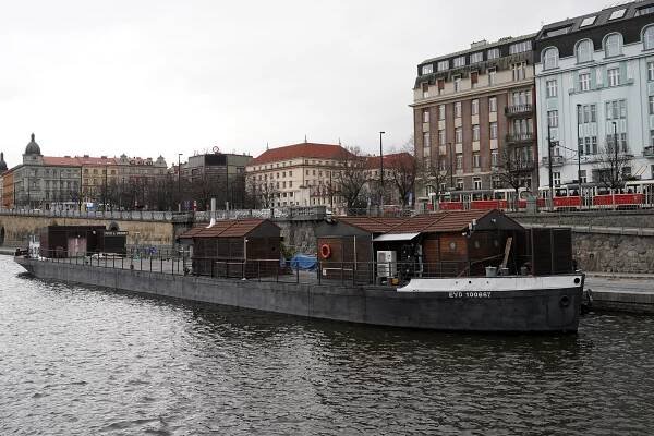 OBRAZEM: Kobky jsou otevřené, na pražských náplavkách začala další sezóna