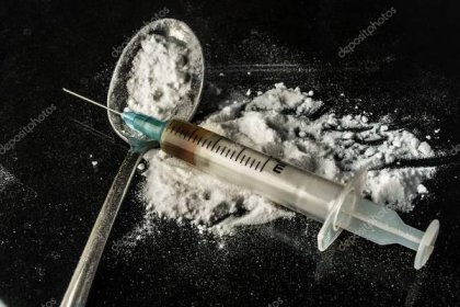 Drogová stříkačka a vařený heroin na lžičce — Stock Fotografie © fotomaximum #22923468