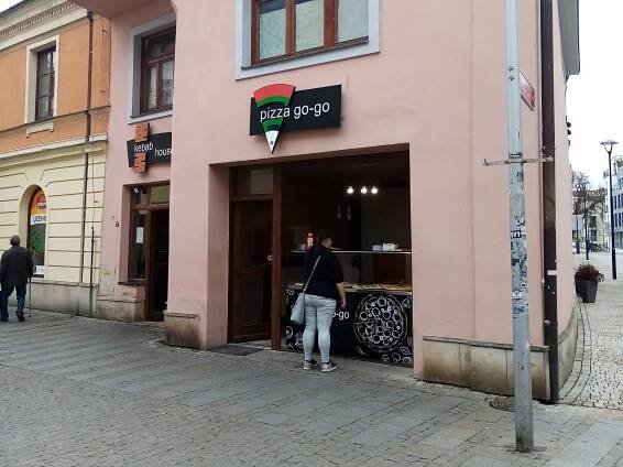 Vzpomínají na zaniklé prodejny v metropoli Slovácka. Přežila je Hradišťanka