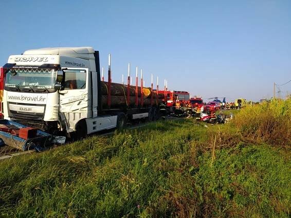 Tragédie na silnici u Strážnice. Při srážce auta s kamionem zemřeli dva lidé