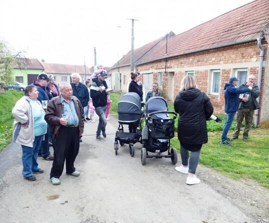Stavění máje 28.4.2023 - Oficiální stránky obce Labuty