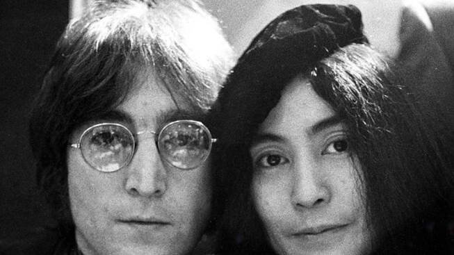 Yoko Ono a John Lennon. Jejich velká a bouřlivá láska skončila tragickou smrtí Lennona – Lifee.cz