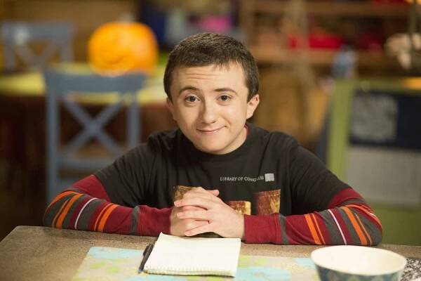 Průměrňákovi - Halloween VIII: Orson Murder Mystery - Promo - Atticus Shaffer