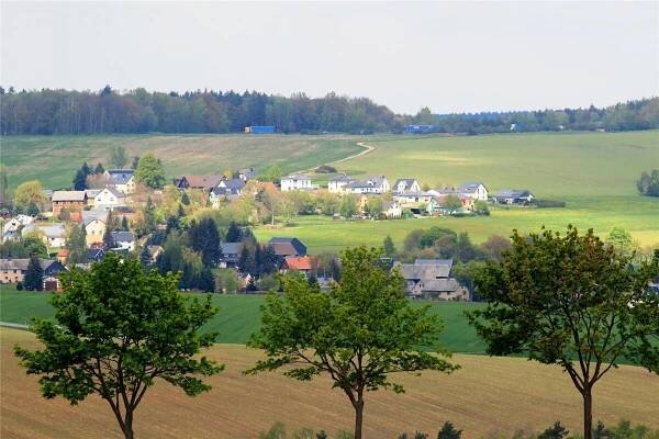 Hinter den Häusern von Schönbrunn soll in der Nähe zur Autobahn ein Solarpark entstehen.