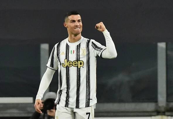 Ronaldo vede díky gólům hlavou tabulku střelců Serie A. Sevilla přeskočila Barcelonu