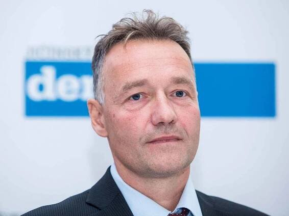 Setkání s hejtmanem Královéhradeckého kraje v domově důchodců v Černožicích.