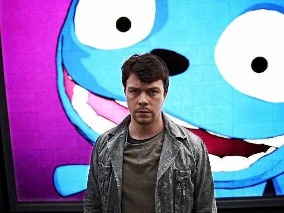 Černé zrcadlo - Medvídek Waldo - Z filmu - Daniel Rigby