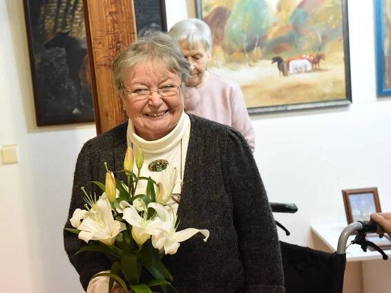 Eva Henychová na vernisáži výstavy Marie Svobodové zazpívala už jen nejvěrnějším