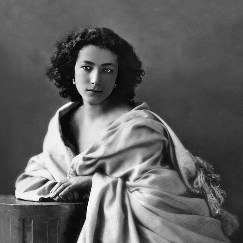 Skandální a úchvatná Sarah Bernhardt. Netajila se lesbickým vztahem, bohyni z ní udělal Alfons Mucha
