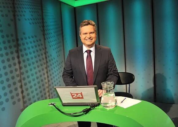 Takáč mluví někdy potichu, Václavek má vadu řeči. Lektorka Postlerová řeže do moderátorů ČT24