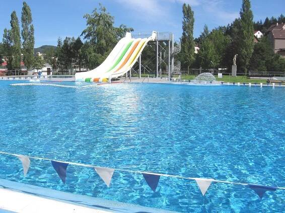Vzhůru do plavek! Koupaliště zvou k osvěžení, vstupné je odpoledne levnější