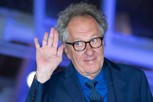 Hvězda Pirátů z Karibiku ve Varech: Geoffrey Rush přiletěl v roušce! Fanoušky u hotelu zklamal