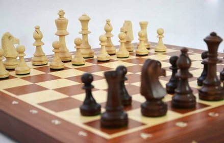 Šachy intarzie dřevěné vyřezávané 49x49