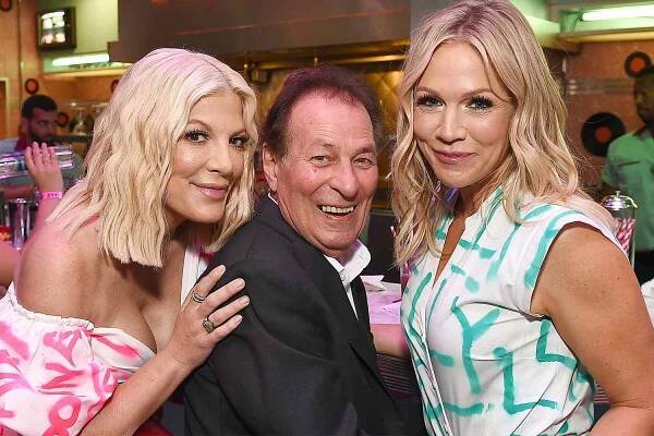'Beverly Hills, 90210' stars honor Joe E. Tata, Peach Pit owner Nat
