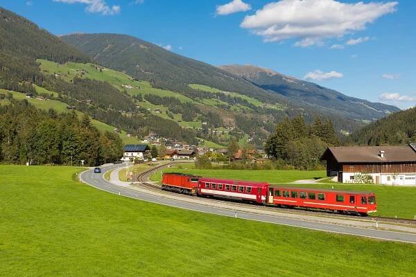 Lokomotivbespannter Zug bei Krimml