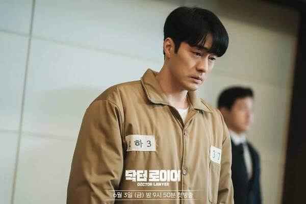 So Ji Sub je nadšený, že si v seriálu Doctor Lawyer vyzkouší dva různé žánry - Asianstyle
