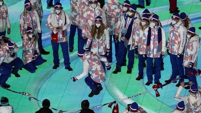 Zimní olympijské hry v Pekingu skončily. Českou vlajku nesla Sáblíková