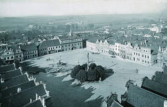 Dvě fotografie Havlíčkova náměstí pořízené z věže děkanského kostela...