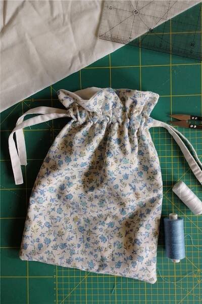 Sew an Easy Drawstring Bag with Lining – Free Sewing Pattern & Tutorial | Sewing projects clothes, Beginner sewing patterns, Diy sewing gifts