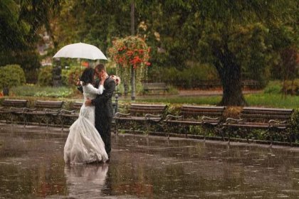 Bezplatný obrázek: nevěsta, šaty, požívat, ženich, štěstí, hezké děvče, déšť, ulice, deštník, děvče
