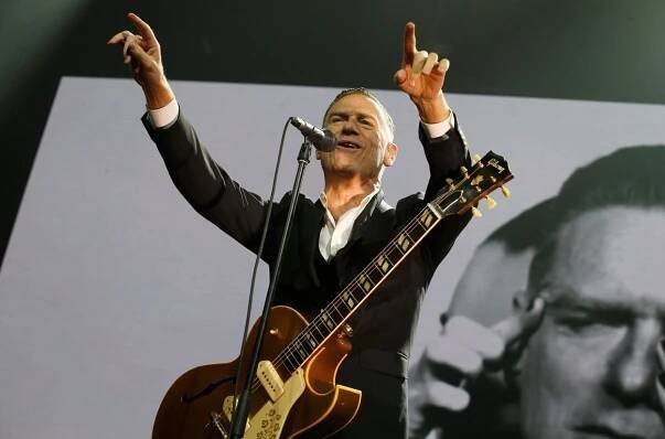 Deska plná vděku a povzbudivých písní. Bryan Adams ji přiveze do Prahy