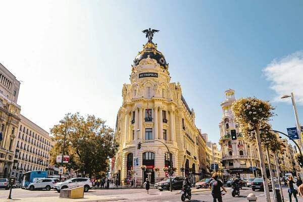 Metropolis Building V Madridu Během Dne · Základová fotografie zdarma