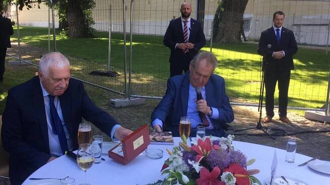 Klaus slavil svátek ve špitále: Volali si se Zemanem