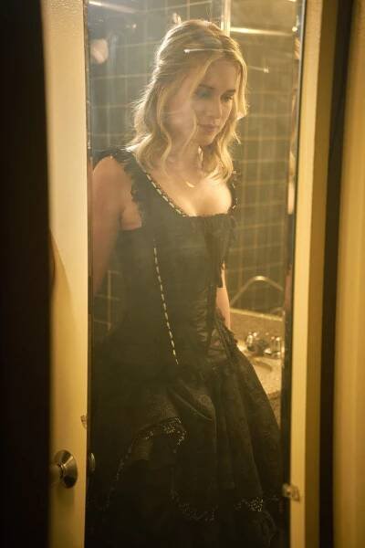 TY - Kapitán - Z filmu - Elizabeth Lail