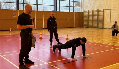 Veřejnost v Hradci Králové si mohla zkusit fyzické testy k policii. Polovina neprojde, tvrdí instruktor | Veřejnost v Hradci