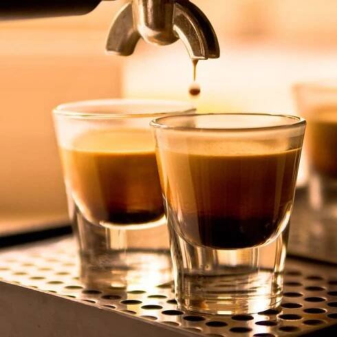 Příprava kávy espresso doppio