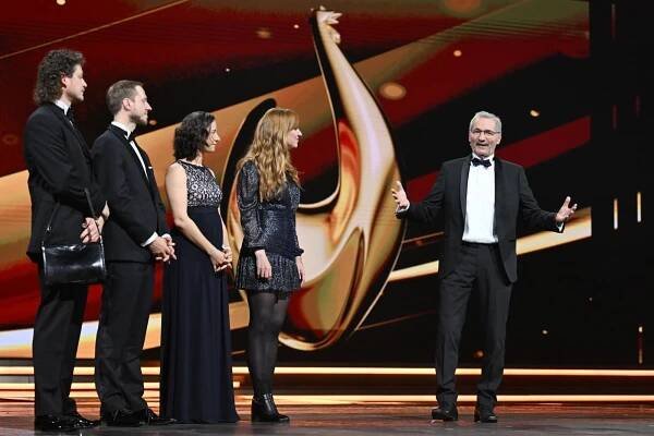 Matthias Platzeck (r), ehemaliger Ministerpräsident Brandenburgs, hält während der Verleihung des Medienpreises Goldene Henne eine Laudatio für das Projekt „Wir sind der Osten“. Mit einer Fernsehgala in Leipzig wird der Publikumspreis zum 30. Mal vergeben.