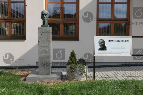 Památník Františka Hrubína | Sochy a města