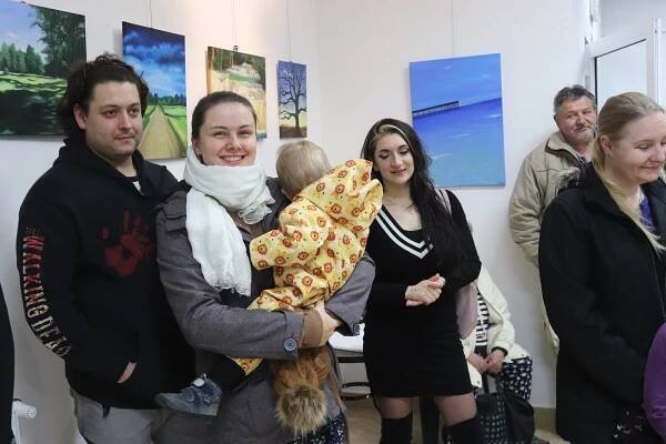 Lenka Zemanová se vrátila do Volar se svými obrazy