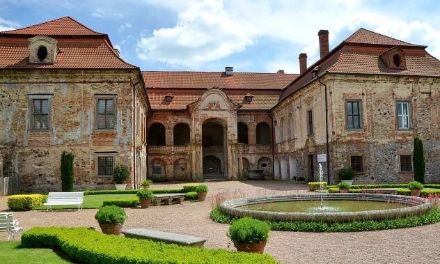Zámecké nádvoří, kaple, galerie a zahrada - Nebílovy