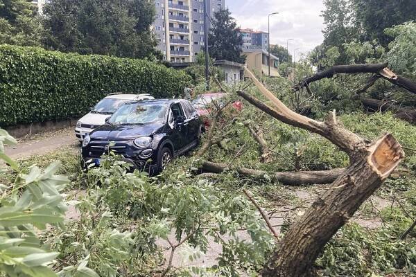 Bouře v Itálii provázely i obří kroupy až 19 cm velké! Na jihu evakuovali turisty kvůli požárům