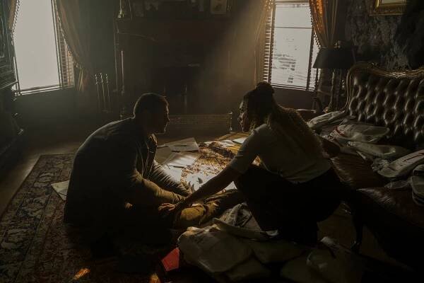 Umbrella Academy - Den, který nebyl - Z filmu - Tom Hopper, Emmy Raver-Lampman