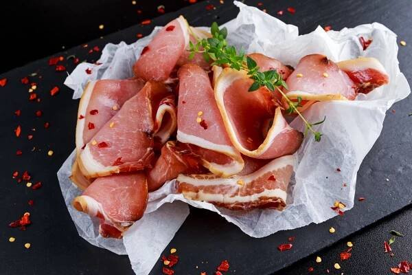 syrové plátky pivní slaniny na zmačkaném papíru, který bylinky - parmská šunka - stock snímky, obrázky a fotky