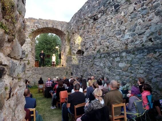 SHAKESPEARE na HRADĚ - Vilma Cibulková a Vilém Veverka - FONDY EHP a Norska - Brokní dvůr Borotín