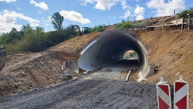 U Loun pokračuje výstavba dálnice D7. Práce se opozdily, hotovo má být v září
