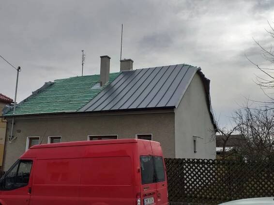 Roofman - Střechy a stavby na klíč| Rekonstrukce střechy Křelov RUUKKI Classic 40, Roto