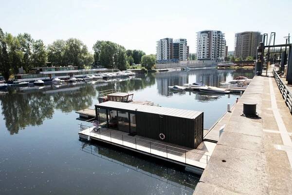 Unique Floating Houseboat By Easybnb Botel