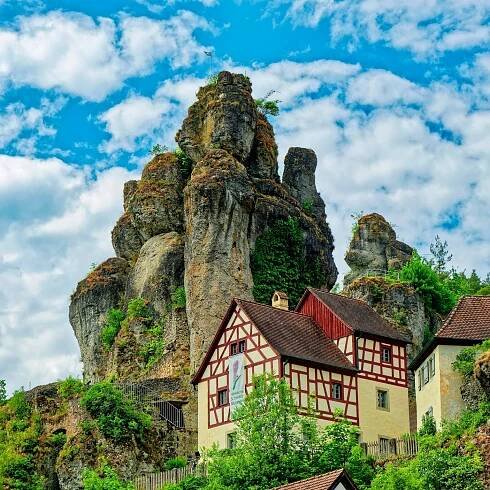 Wer Fachwerk­hausromantik mit einem spektakulären Motiv verknüpfen möchte, ist in der Fränkischen Schweiz im Dorf Tüchersfeld richtig.