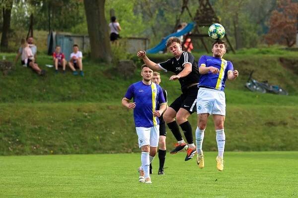 Krajský přebor, 22. kolo: FK Nepomuk - SK Rapid Plzeň (na snímku fotbalisté v černých dresech) 0:2 (0:2). Foto: