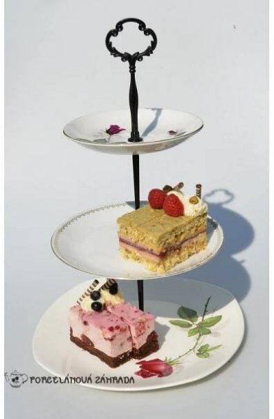 Vintage etažér z porcelánových tanierov, celková výška 36 cm, priemer tanierov - 24 +19 +14 cm - Porcelánová záhrada