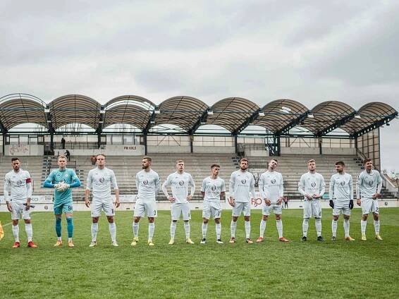 Uklidňující body získali fotbalisté MFK Vyškov (bílé dresy) v druholigovém utkání s Viktorií Žižkov, kterou v Drnovicích porazili 2:1.