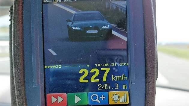 Rekordman nové dálnice: Nejvyšší povolenou rychlost překonal téměř o 100 km/h