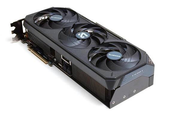 Taktujeme Gigabyte GeForce RTX 5080 Gaming OC 16G. Plus 10 % výkonu