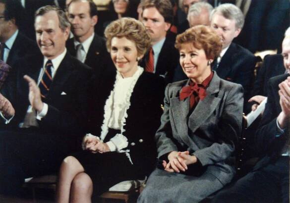 Raisa Gorbačovová, Nancy Reaganová a George Bush v roce 1987.