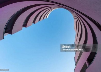 Nízký úhel pohledu na budovu proti jasné modré obloze - Bez autorských poplatků Architektura Stock fotka